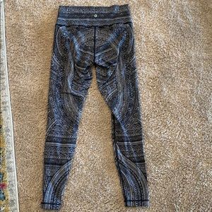 Black and white multicolored design lulu lemon